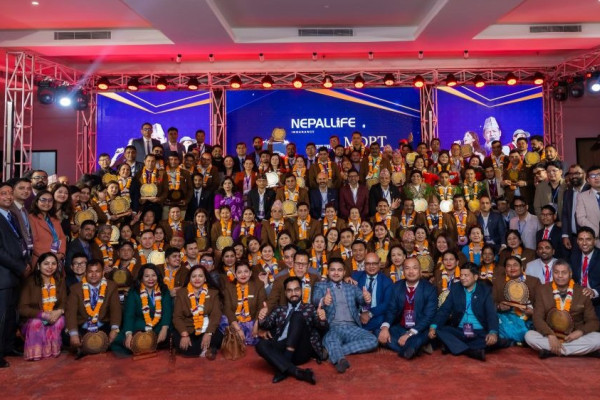 नेपाल लाइफको एम.डी.आर.टी अचिभर्स अवार्ड सम्पन्न